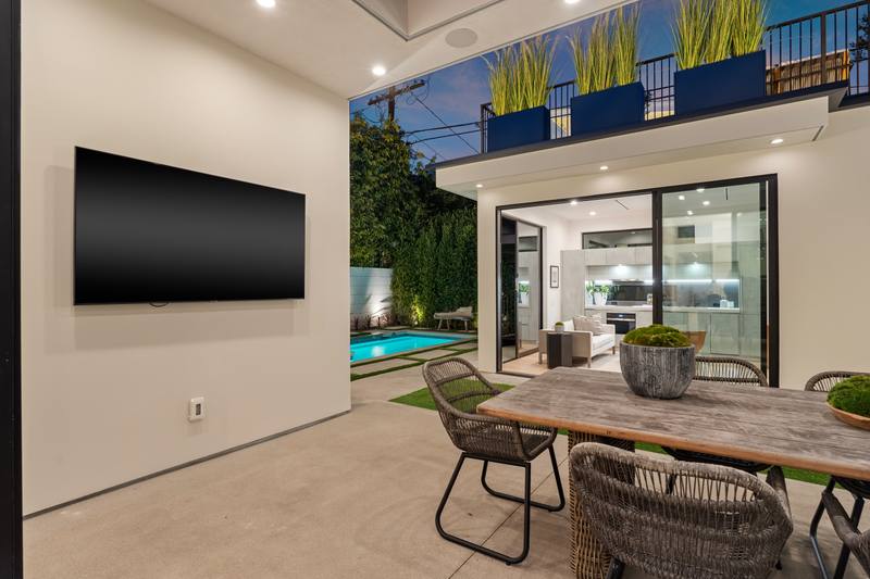 632 N La Jolla Ave