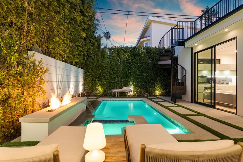 632 N La Jolla Ave