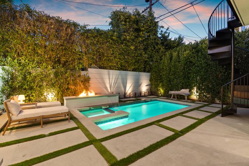 632 N La Jolla Ave