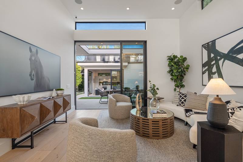632 N La Jolla Ave