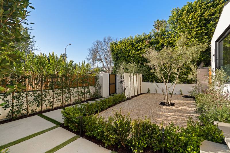 632 N La Jolla Ave