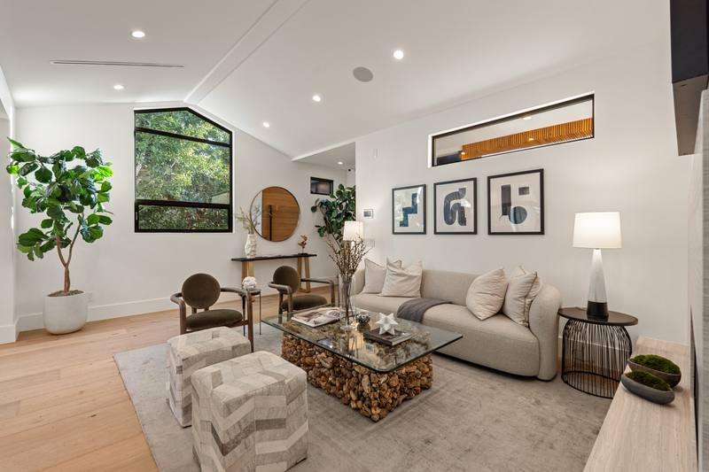632 N La Jolla Ave