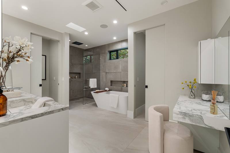 632 N La Jolla Ave