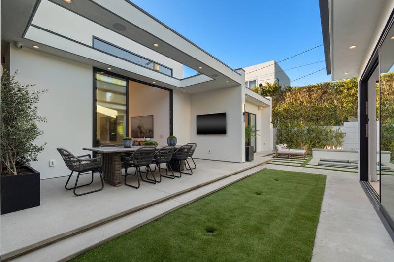 632 N La Jolla Ave