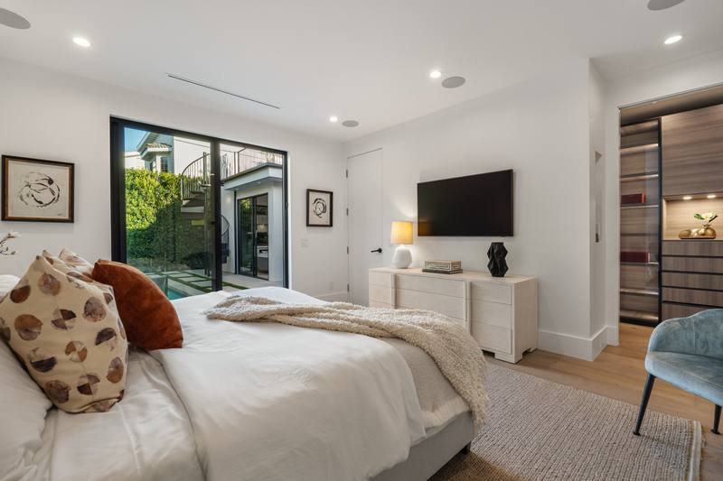 632 N La Jolla Ave