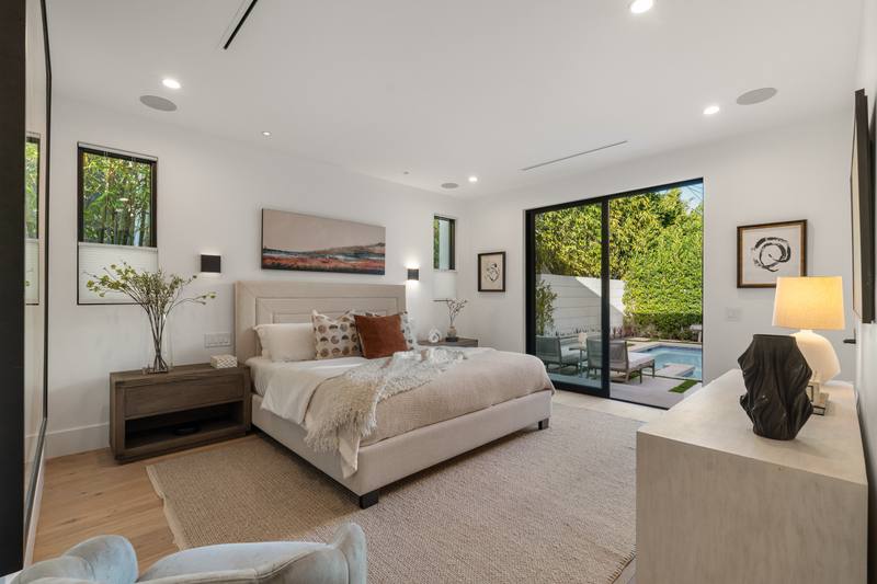 632 N La Jolla Ave