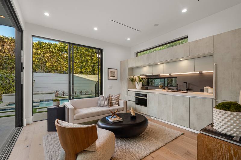 632 N La Jolla Ave