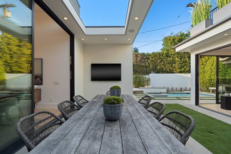 632 N La Jolla Ave