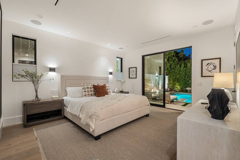 632 N La Jolla Ave