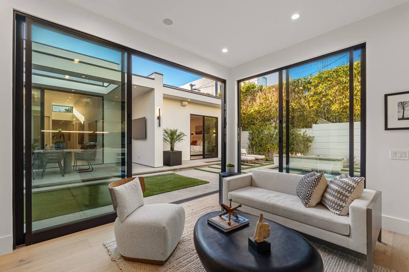 632 N La Jolla Ave